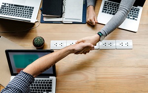 shaking across a table collaborative divorce Brisbane mediation